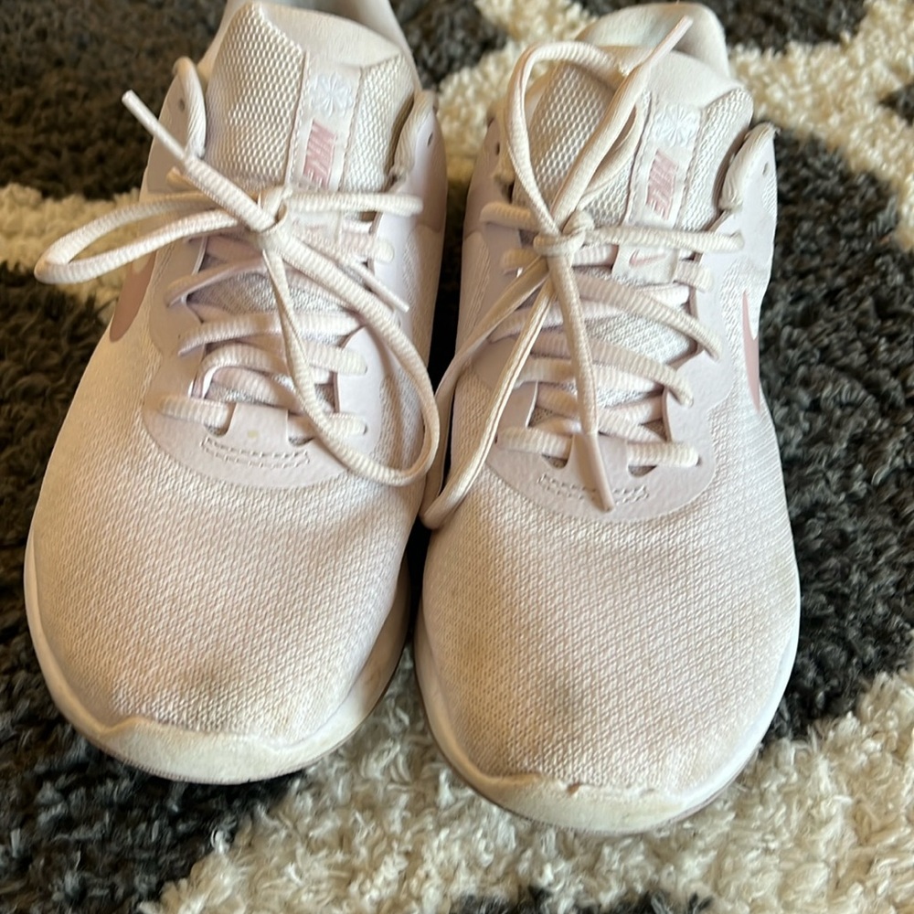 Nike shoe a bit dirty, they were used for a gym athletic shoe